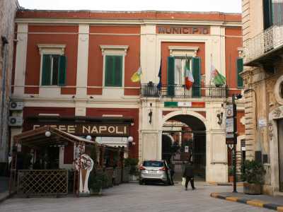 Il nostro punto di partenza alla scoperta del centro storico di Monopoli � largo Plebiscito, l� dove si trova il Palazzo di Citt�: un distinto palazzo rosso sede un tempo del convento della vicina chiesa di San Francesco d�Assisi